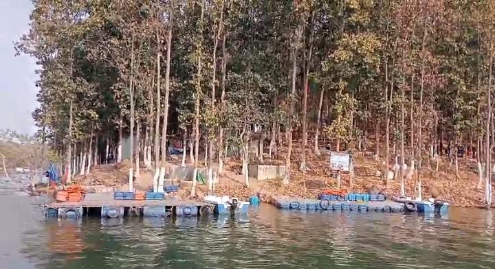 चांडिल में गैरकानूनी तरीके से कराई जा रही है बोटिंग, मछली पकड़ने वाले बोट का हो रहा है गलत इस्तेमाल, अनहोनी का कौन होगा जिम्मेदार?