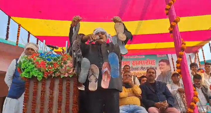 आख़िर क्यों जूता चप्पल की माला लिए सम्मान समारोह में पहुंचे नीतीश कुमार के ये करीबी, पूछने पर दिया ये हैरान करनेवाला जवाब