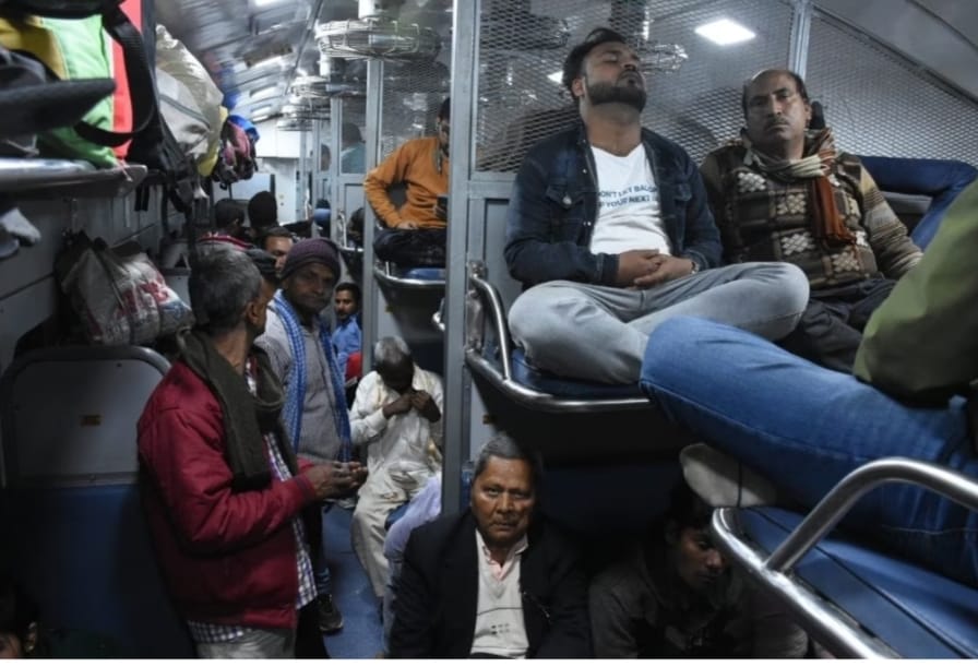 Dhanbad : रेल प्रबंधन को क्यों आनन-फानन में धनबाद से कानपुर तक खोलनी पड़ी विशेष ट्रेन, पढ़िए !