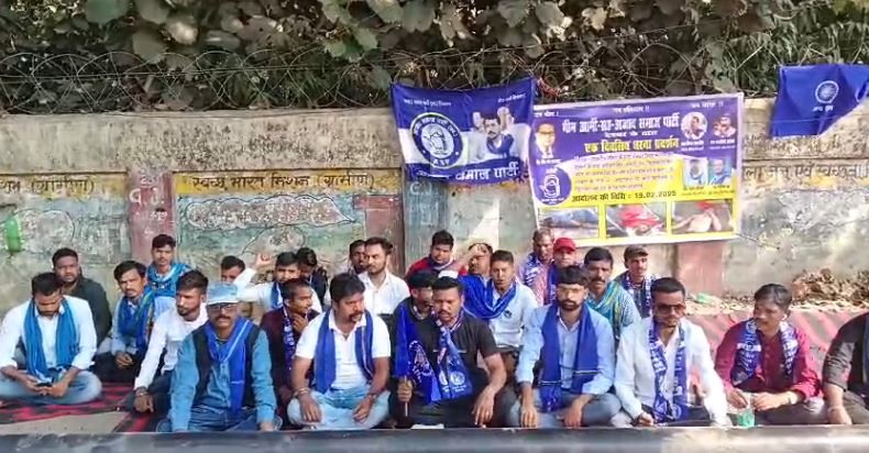 दलितों पर हो रहे अत्याचार के खिलाफ भीम आर्मी ने दिया धरना प्रदर्शन, सरकार को दी चेतावनी