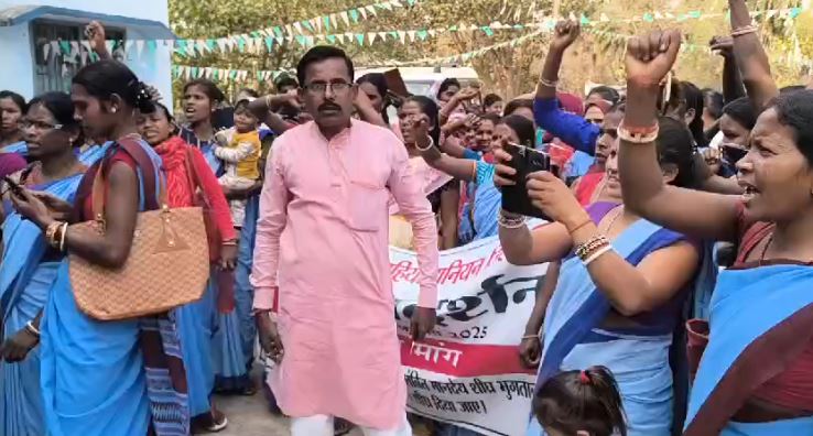 आक्रोशित जल सहिया ने PHED कार्यालय परिसर में जमकर की नारेबाजी, सौंपा मांग पत्र