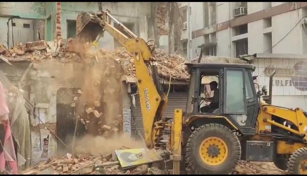 देवघर में जिला प्रशासन सख्त, टावर चौक पर तोड़ा जा रहा सभी जर्जर भवन, मरम्मत के लिए कई बार मालिक को भेजा गया था नोटिस