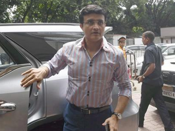 पूर्व भारतीय क्रिकेटर सौरव गांगुली की कार का एक्सीडेंट, बाल-बाल बचे