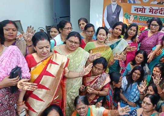 आखिर क्यों पति के नाम की जगह प्रधानमंत्री नरेंद्र मोदी के नाम की मेंहदी रचा रही है बिहार की महिलाएं, पढ़ें  विस्तार से