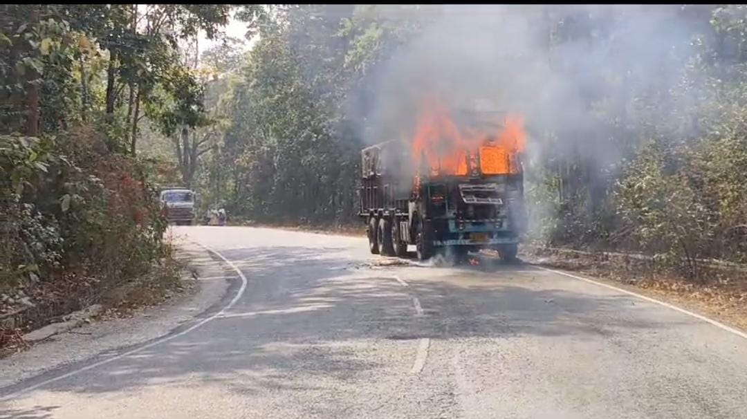 सिमडेगा: छत्तीसगढ़ से चावल लेकर रामगढ़ जा रही ट्रक  में अचानक लगी आग, धू-धू कर जला ट्रक, बाल-बाल बचा ड्राइवर