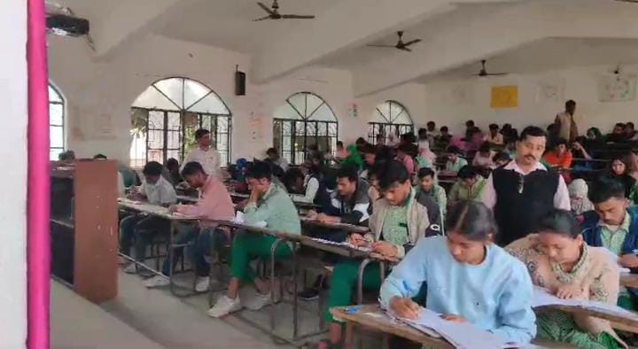 साहिबगंज: शिक्षा विभाग की घोर लापरवाही! कड़ी निगरानी के बीच परिक्षार्थी का भाई दे रहा था प्लस टू की परीक्षा, पढ़ें पूरा मामला