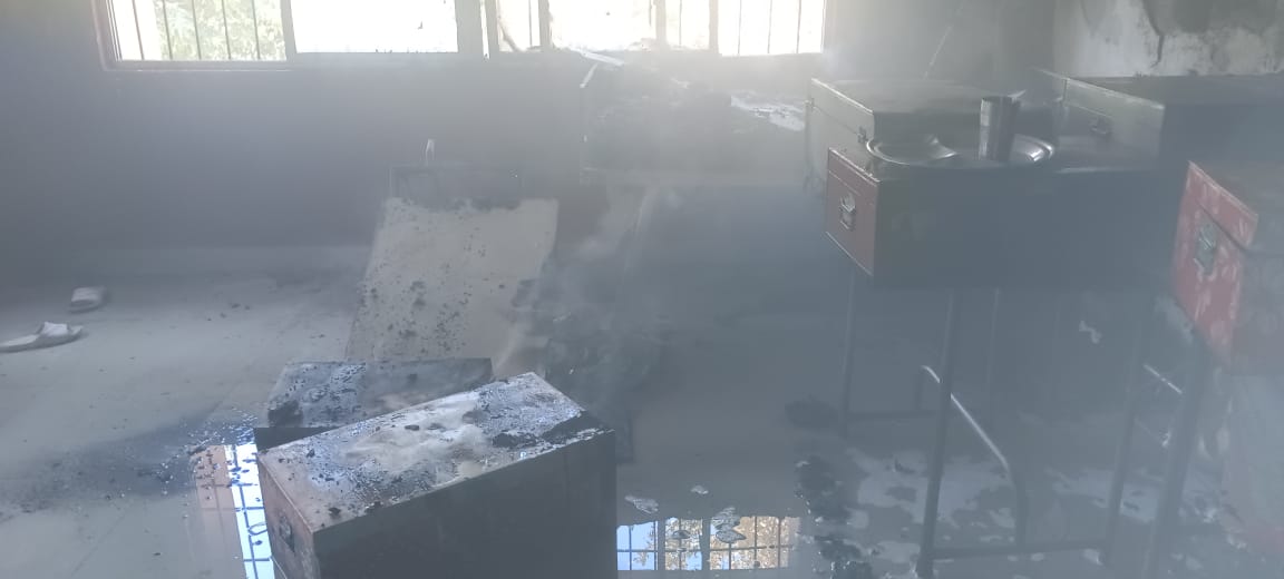 Breaking: लातेहार जिले के अनुसूचित जनजाति स्कूल के छात्रावास में लगी आग, रूम में रखा सभी सामान जलकर राख