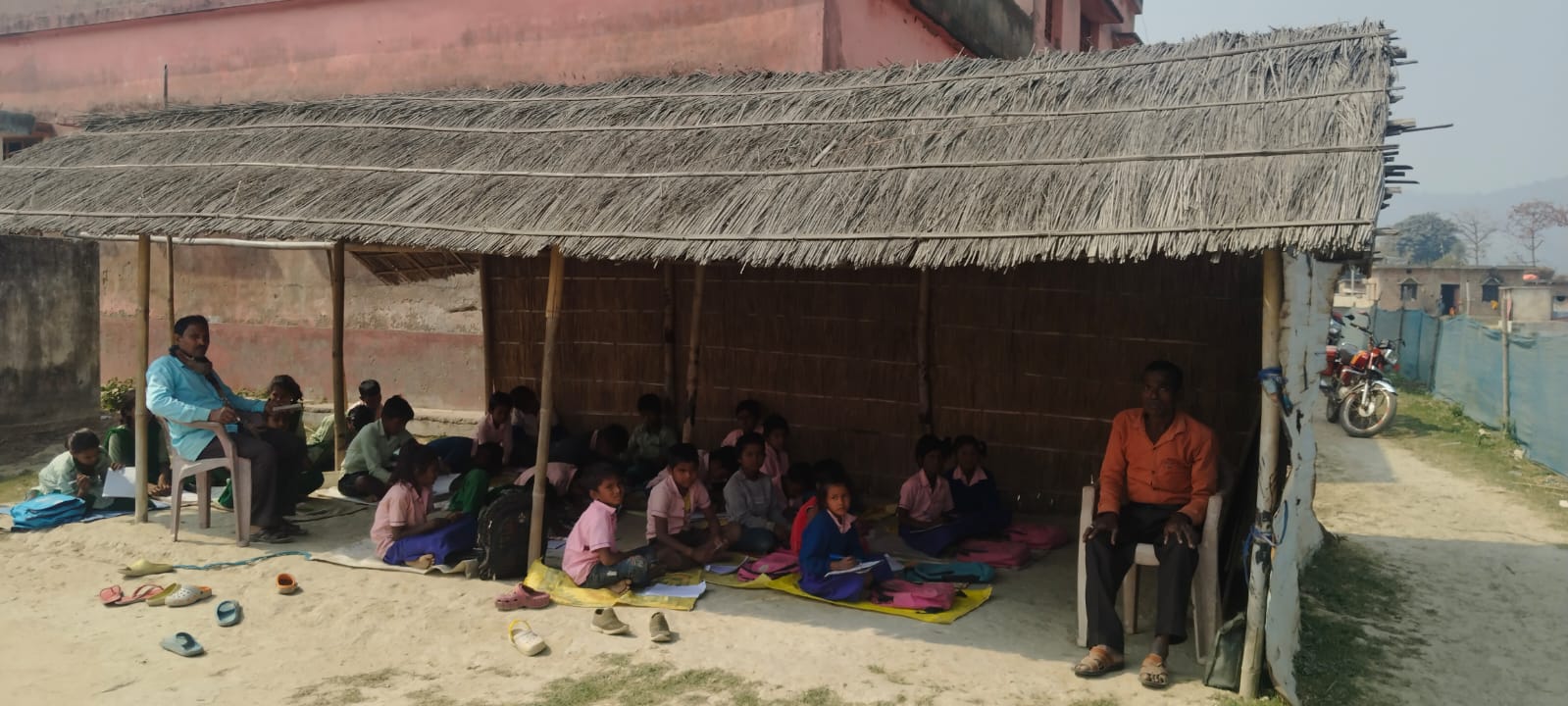 देखिए मुख्यमंत्री जी! आज भी झोपड़ी में पढ़ाई करते हैं झारखंड के इस स्कूल के बच्चे, बैठने के लिए घर से लेकर आते है बोरा