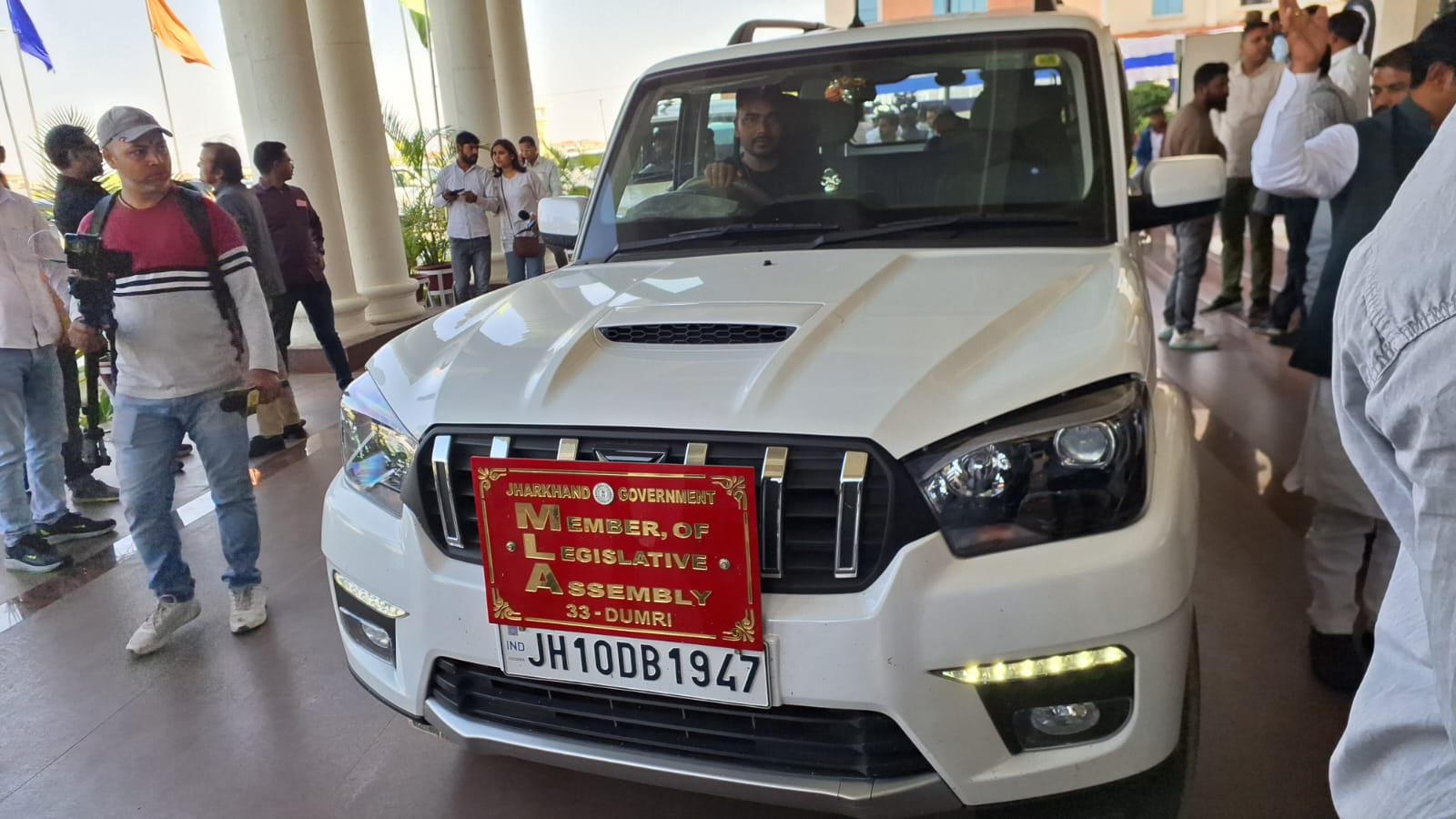 जयराम महतो 1932 के अगुआ तो फिर गाड़ी का नंबर 1947 क्यों! आखिर ऐसा क्या हुआ की अब सरकारी बंगला लेने को तैयार टाइगर