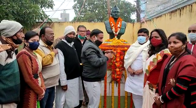 जयंती पर याद किए गए नेताजी सुभाष चंद्र बोस, पॉपुलर क्लब में स्थापित नेताजी की प्रतिमा पर कृषि मंत्री बादल पत्रलेख ने किया माल्यार्पण