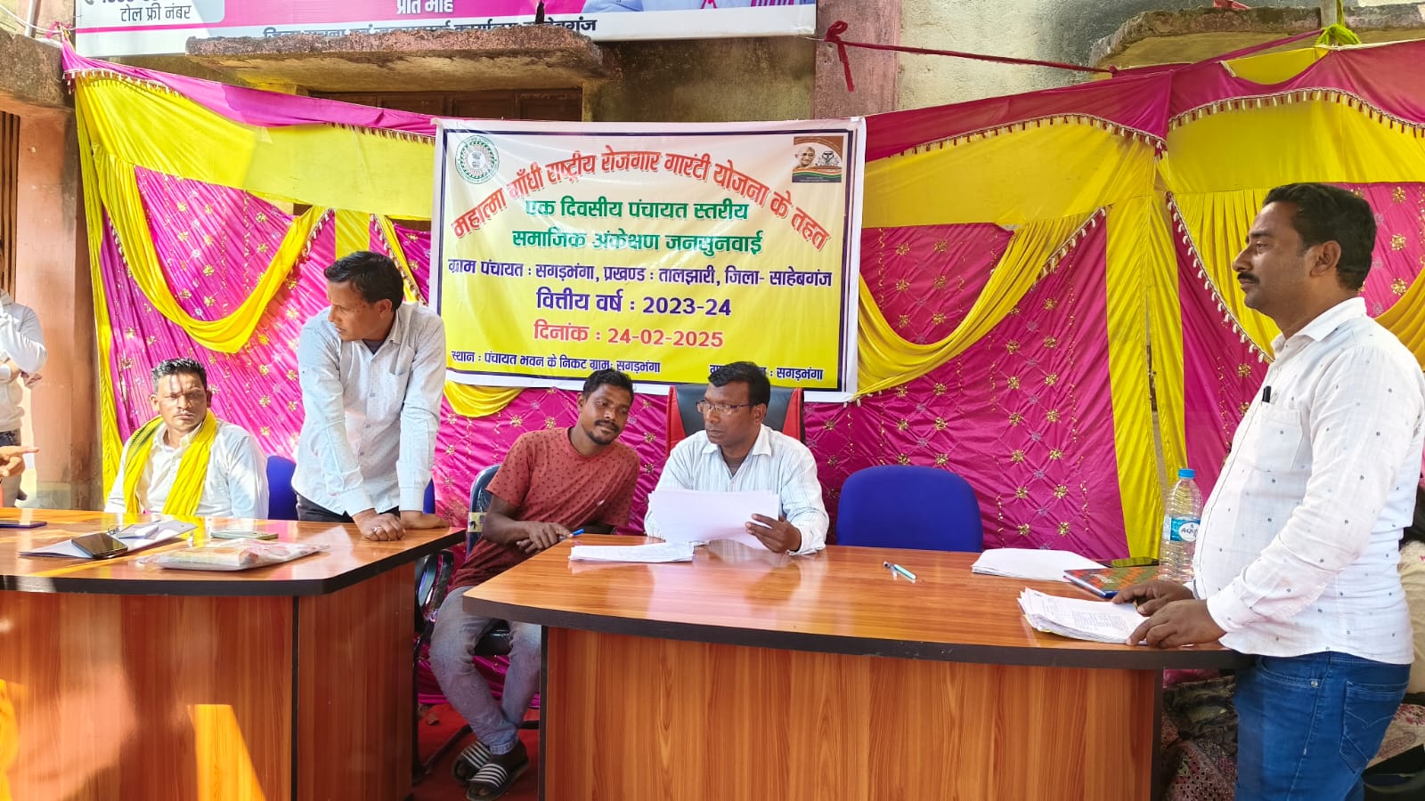 साहिबगंज के मजदूर रोजगार की तलाश में कर रहे है पलायन, और सरकारी योजनाओं के कार्य में मुर्दा चला रहे कुदाल, पढ़ें पूरा मामला