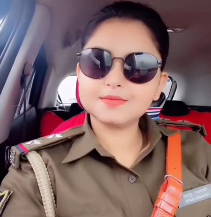 ऑन ड्यूटी वर्दी में रील्स बनाना पड़ गया भारी, महिला दारोगा का वीडियो हुआ वायरल तो एसपी ने किया निलंबित