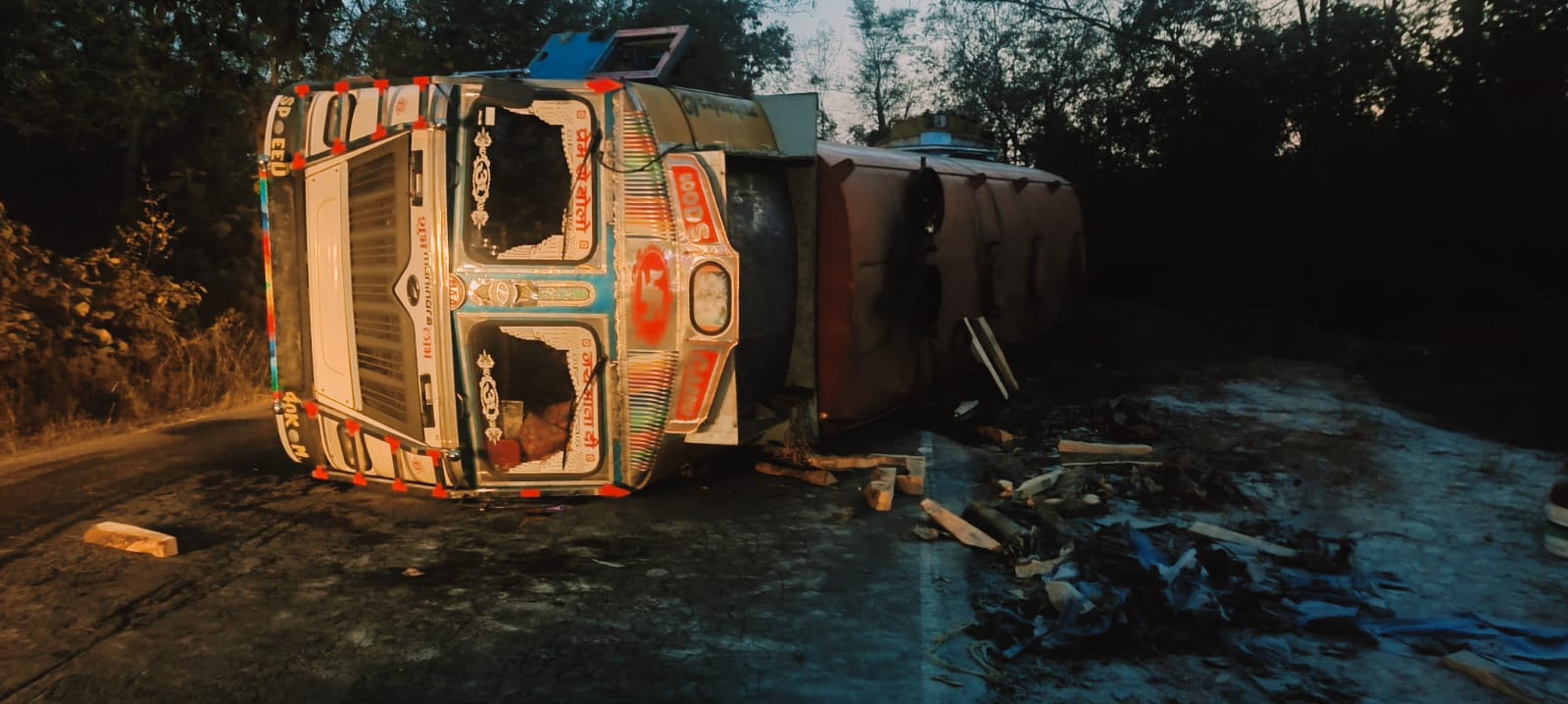 लातेहार: दो दुकानों को रौंदते हुए पलटा हाइवा, चालक की मौत, खलासी रिम्स रेफर