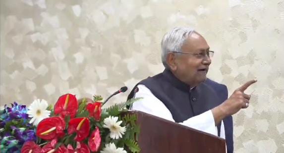 शिक्षकों की नियुक्ति पत्र वितरण के दौरान शिक्षा मंत्री पर भड़के नीतीश कुमार, लेकिन निकल गई सबकी हंसी, पढ़ें वजह