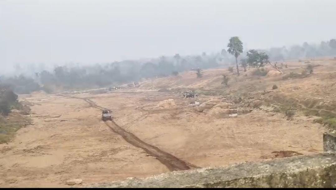 पुलिस के हाथ से निकला देवघर का रिखिया थाना क्षेत्र, सुबह से लेकर शाम तक हो रही बालू की तस्करी