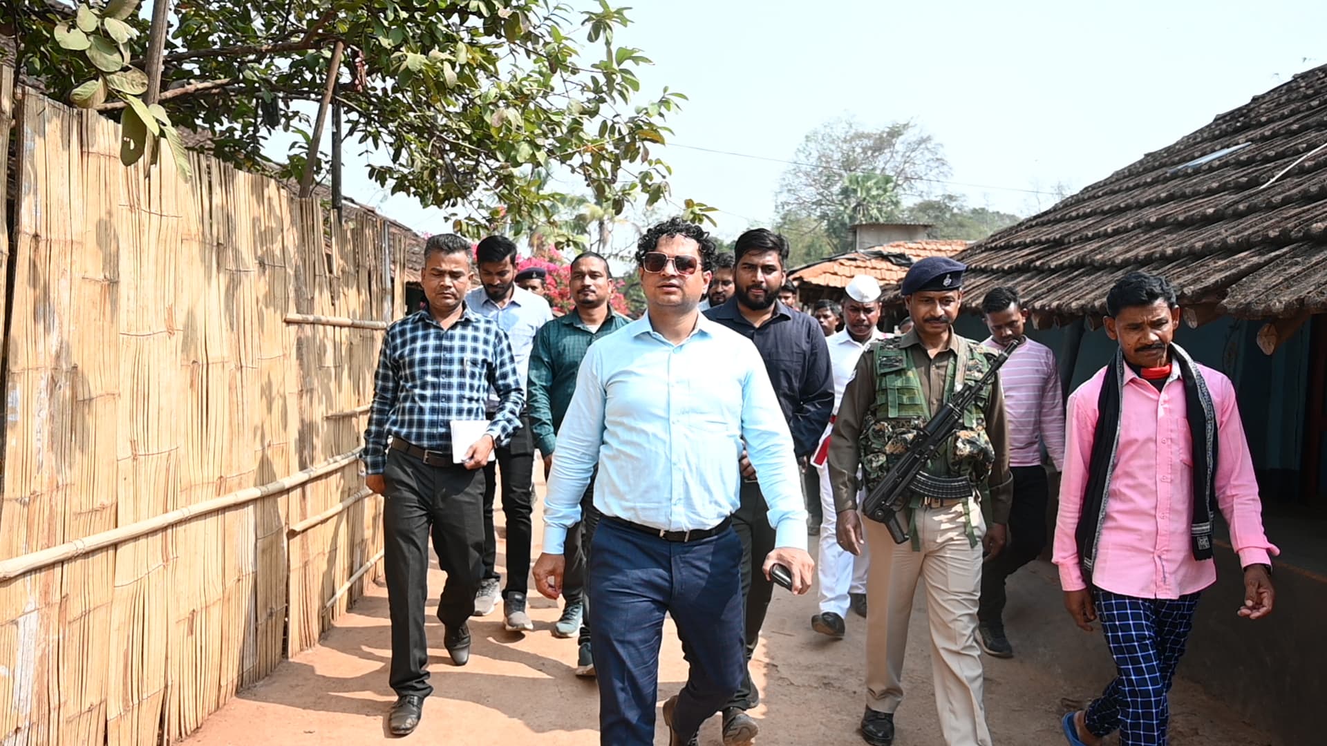एक्शन में उपायुक्त हेमंत सती ने कई पहाड़िया गांवों का किया दौरा, ग्रामीणों से की वार्ता, जिम्मेदार अधिकारियों को लगाया फटकार