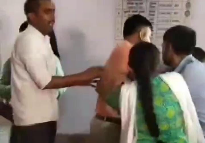 कुश्ती का अखाड़ा बनते जा रहें बिहार के सरकारी स्कूल! फिर पटना के स्कूल में जानवरों की तरह मारपीट करने लगे दो टीचर, देखें वायरल वीडियो