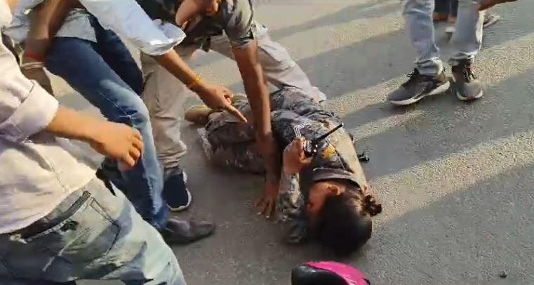 वाहन चेकिंग के दौरान एक महिला की मौत के बाद आगजनी, भारी संख्या में पुलिस बल तैनात, प्रशासन पर उठ रहे सवाल