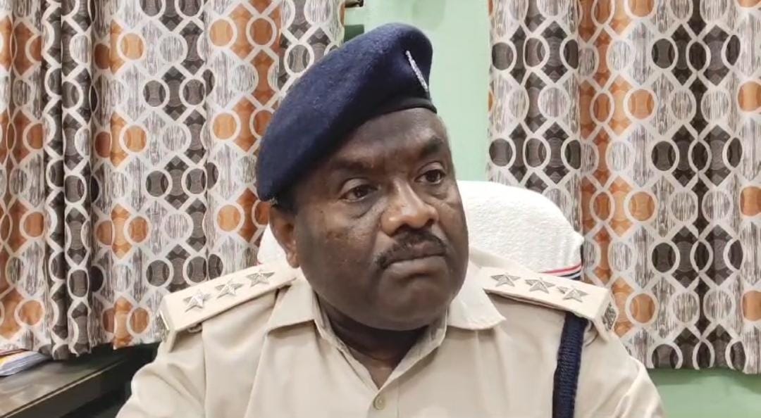 मोटरसाइकिल से गिरने के कारण हुई थी महिला की मौत, देवघर पुलिस ने बताया वाहन चेकिंग के दौरान नहीं की गई थी जबरदस्ती