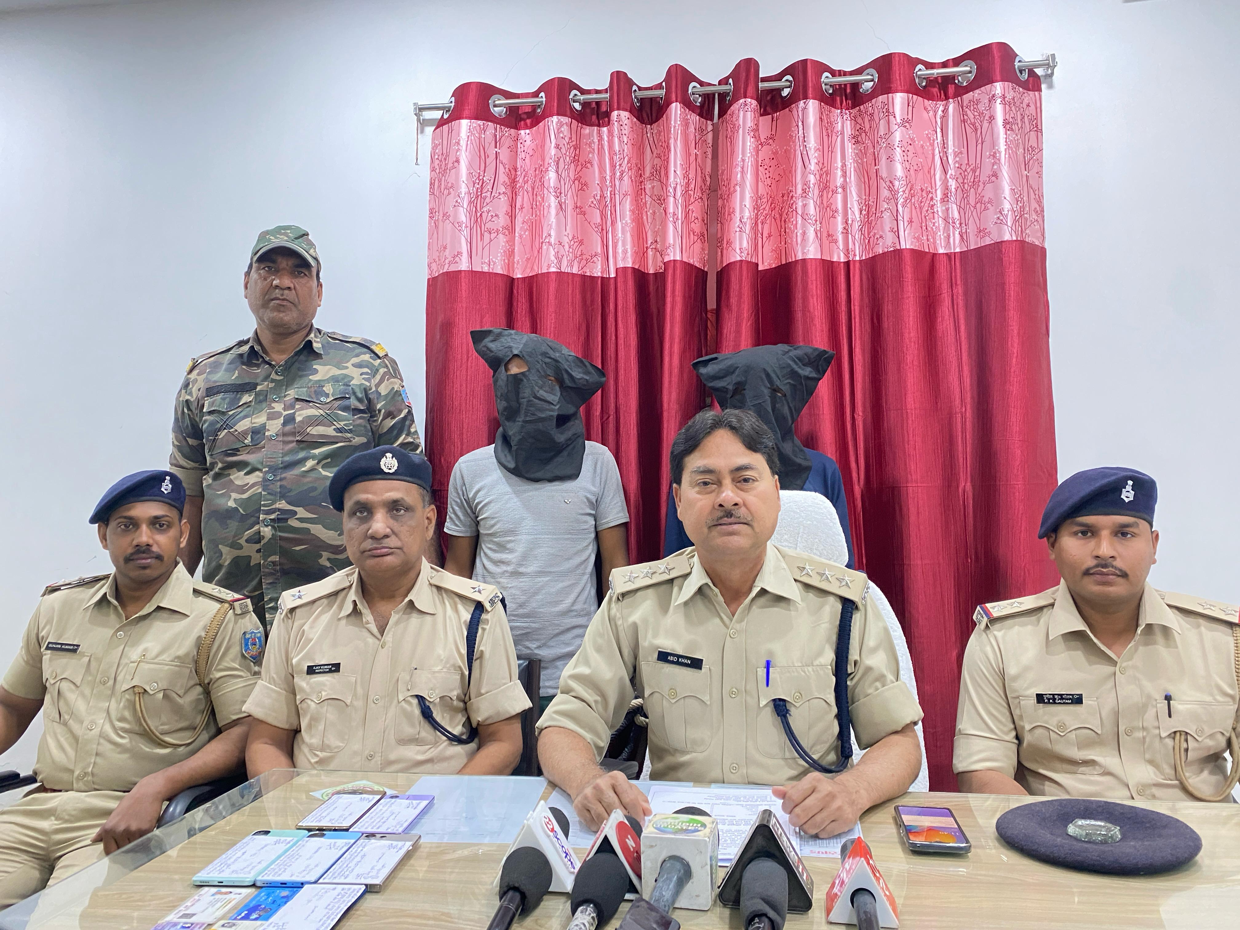 गिरिडीह पुलिस ने दबोचा दो साइबर अपराधियों को, फर्जी लिंक भेज करता था ठगी 