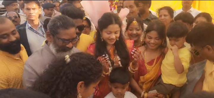 जमशेदपुर:पत्नी कल्पना सोरेन के साथ जमशेदपुर पहुंचे सीएम हेमंत सोरेन, विधायक सबिता महतो की बेटी की शादी में हुए शामिल