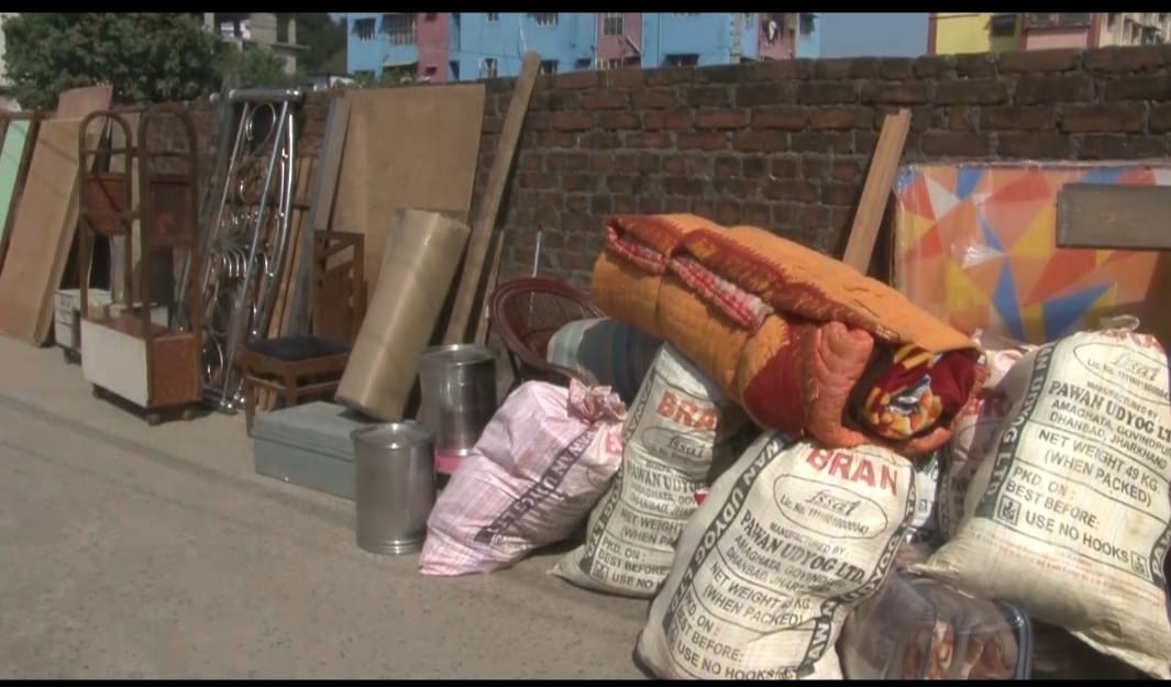 धनबाद की इस रहस्यमयी आग ने घर वालों को मकान छोड़ने को कैसे किया विवश, पढ़िए इस रिपोर्ट में !