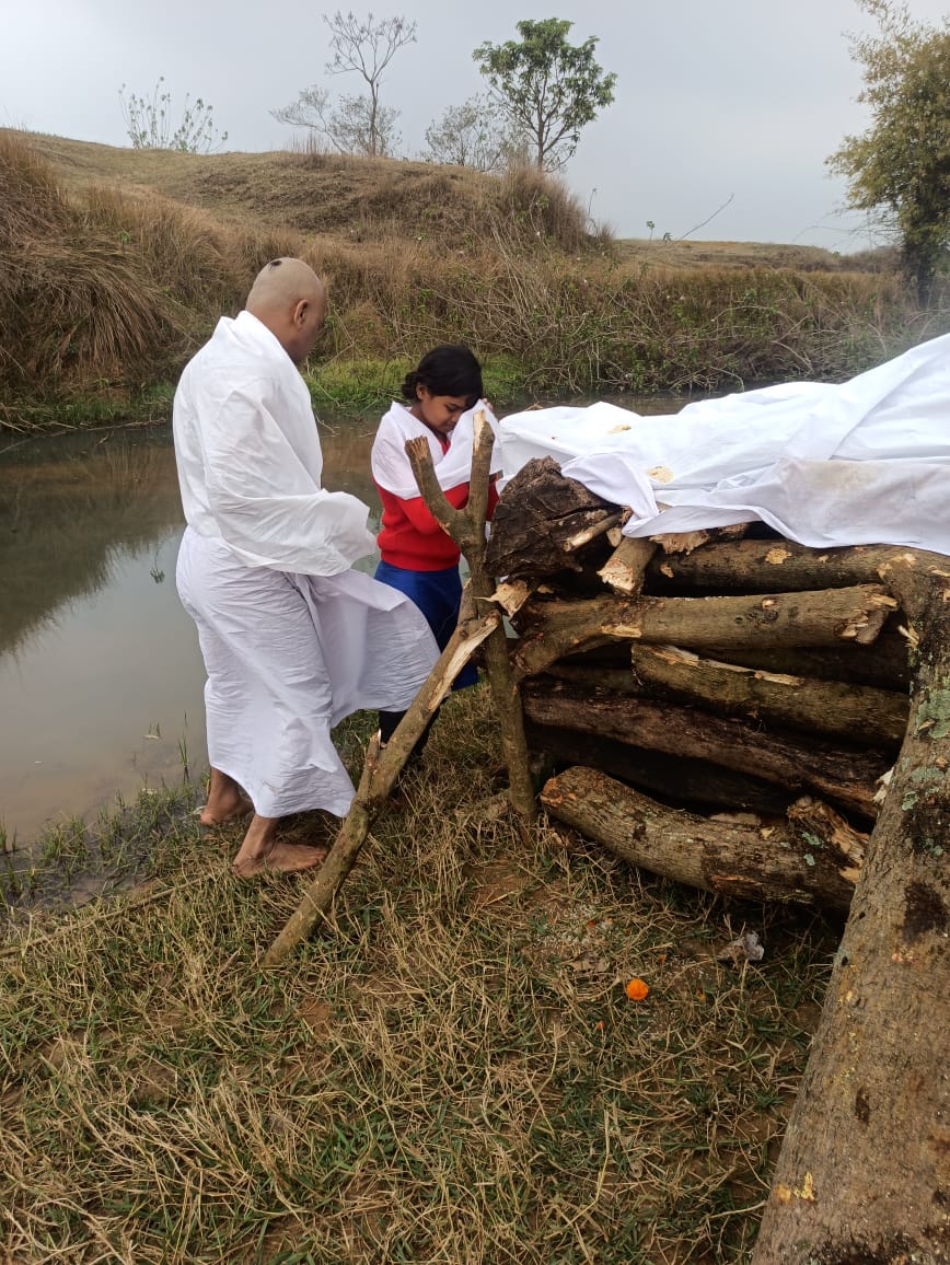 लोहरदगा जिले में बेटी ने पिता को मुखाग्नि दी,  तोड़ी रूढ़िवादी परंपरा  