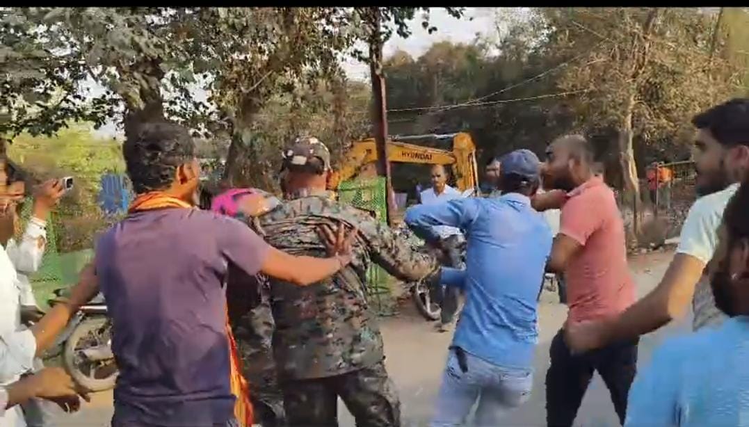 देवघर में मोटरसाइकिल से गिरकर महिला की मौत मामला: पुलिस कर्मियों के साथ मॉब लिंचिंग की कोशिश के आरोप में सैकड़ों नामजद और अज्ञात पर मामला दर्ज