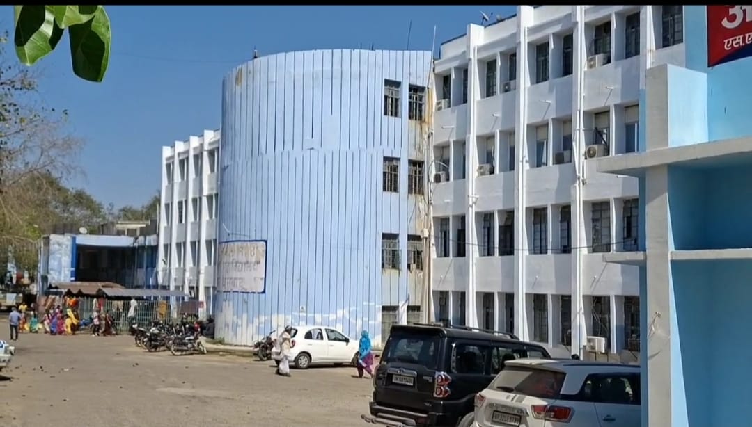 Dhanbad: बिहार के नवादा की किशोरी की बेहोशी की हालत में चल रहा इलाज, पढ़िए- कहां मिली थी अर्धनग्न