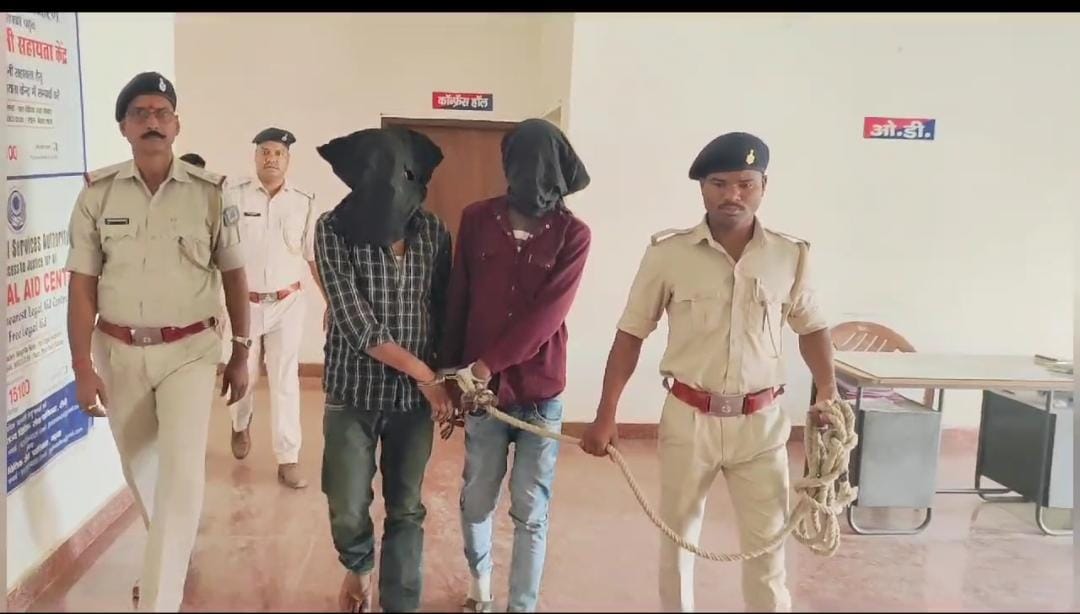 गढ़वा में कार से भारी मात्रा में अवैध अंग्रेजी शराब बरामद, दो युवक गिरफ़्तार 