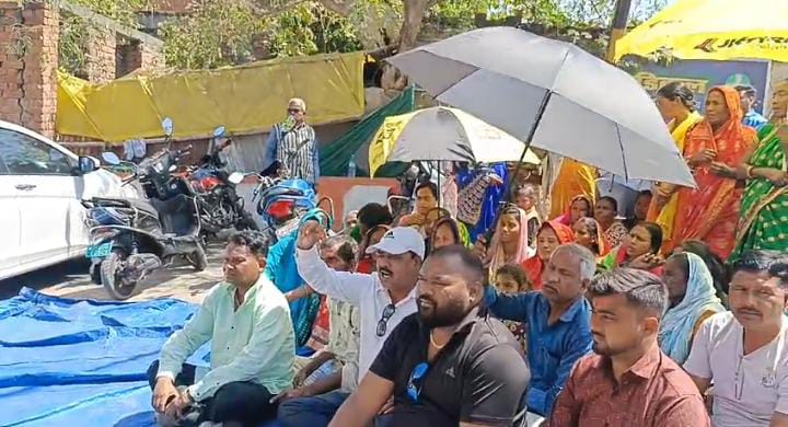 जमशेदपुर:दांत उखाड़ने के बाद कैंसर का शिकार हुआ व्यक्ति, तो डेंटल कॉलेज पर फूटा ग्रामीणों का गुस्सा, मुआवजा को लेकर दिया धरना