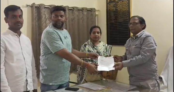 जमशेदपुर: मार्च महीने में ही लौहनगरी के इन इलाकों में गहराया जल संकट, समस्या को लेकर पीएचडी विभाग से मिले लोग, पढ़ें क्या है मांग