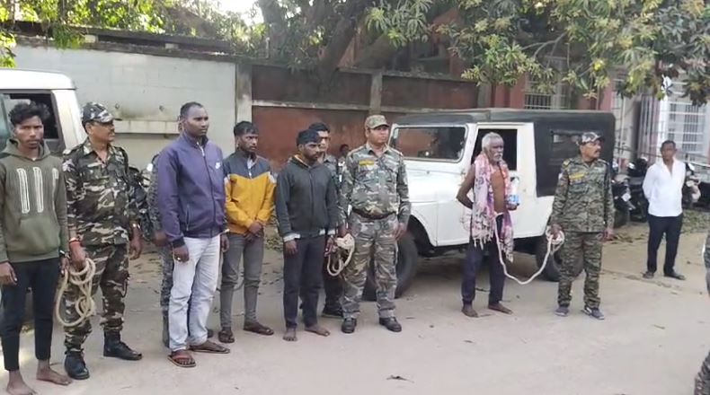 डायन बिसाही मामले में हुई मारपीट और हत्या मामले में 7 आरोपी गिरफ्तार, माता-पिता के किए की सजा भुगतेंगे मासूम!