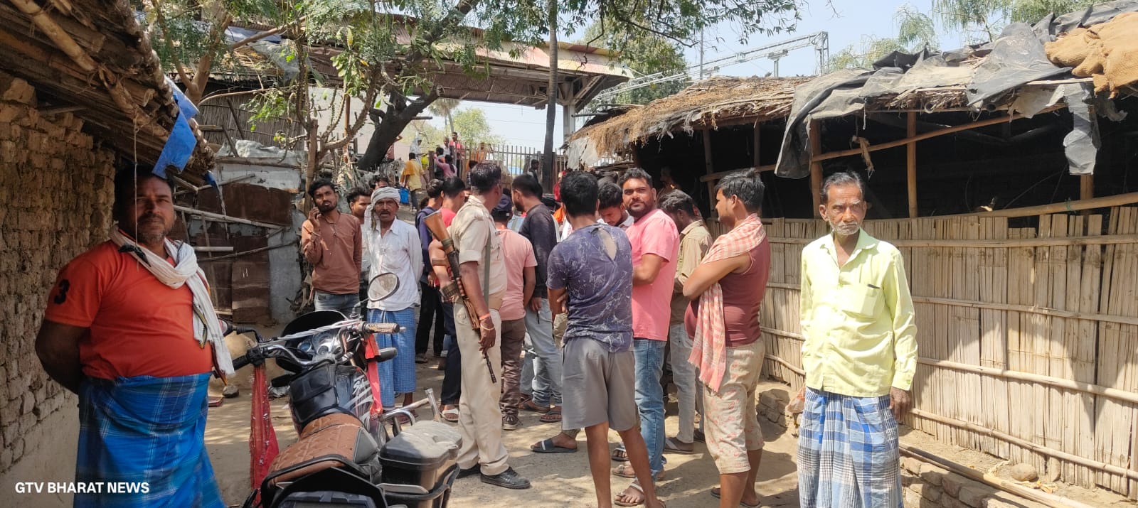 नवादा साइबर पुलिस के छापेमारी से साहिबगंज में हड़कंप, चोरी के मोबाइल से चोरों ने उड़ाए साढ़े चार लाख रुपये,चार गिरफ़्तार