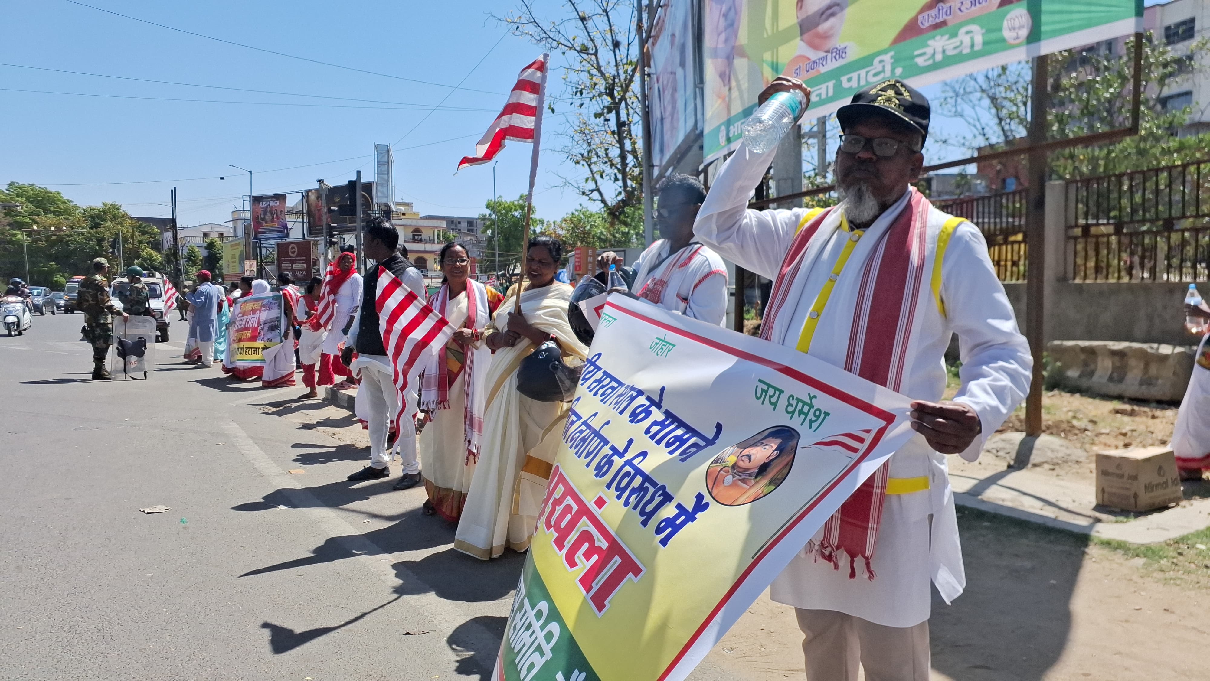 मानव श्रृंखला बना आदिवासी मूलवासी संगठन ने किया सिरमटोली फ्लाईओवर का विरोध, सरकार से की रैंप हटाने की मांग