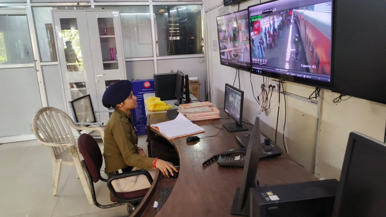 धनबाद रेलवे स्टेशन पर दिखा महिला सशक्तिकरण का अद्भुत नजारा, टिकट चेकिंग के साथ-साथ अन्य सेवाओं में भी महिलाओं ने हिस्सा