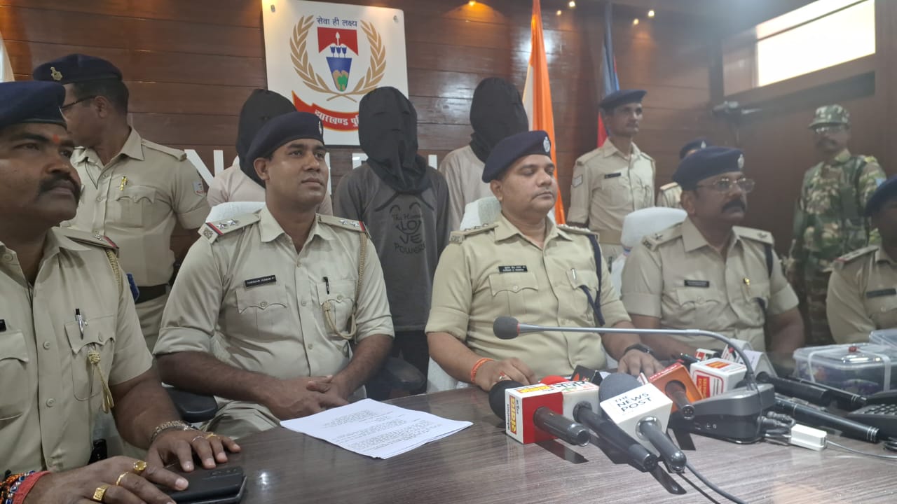 अवैध हथियार और नशीले पदार्थ के साथ तीन अपराधी गिरफ्तार, खूंटी से चतरा लेकर जा रहे थे अफीम