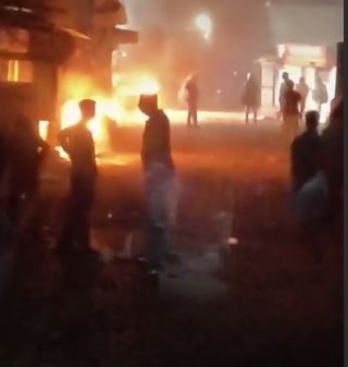 भारत की जीत के जश्न के बीच दो पक्षों में पथराव, पेट्रोल बम फेंके, वाहनों और दुकानों में लगाई आग