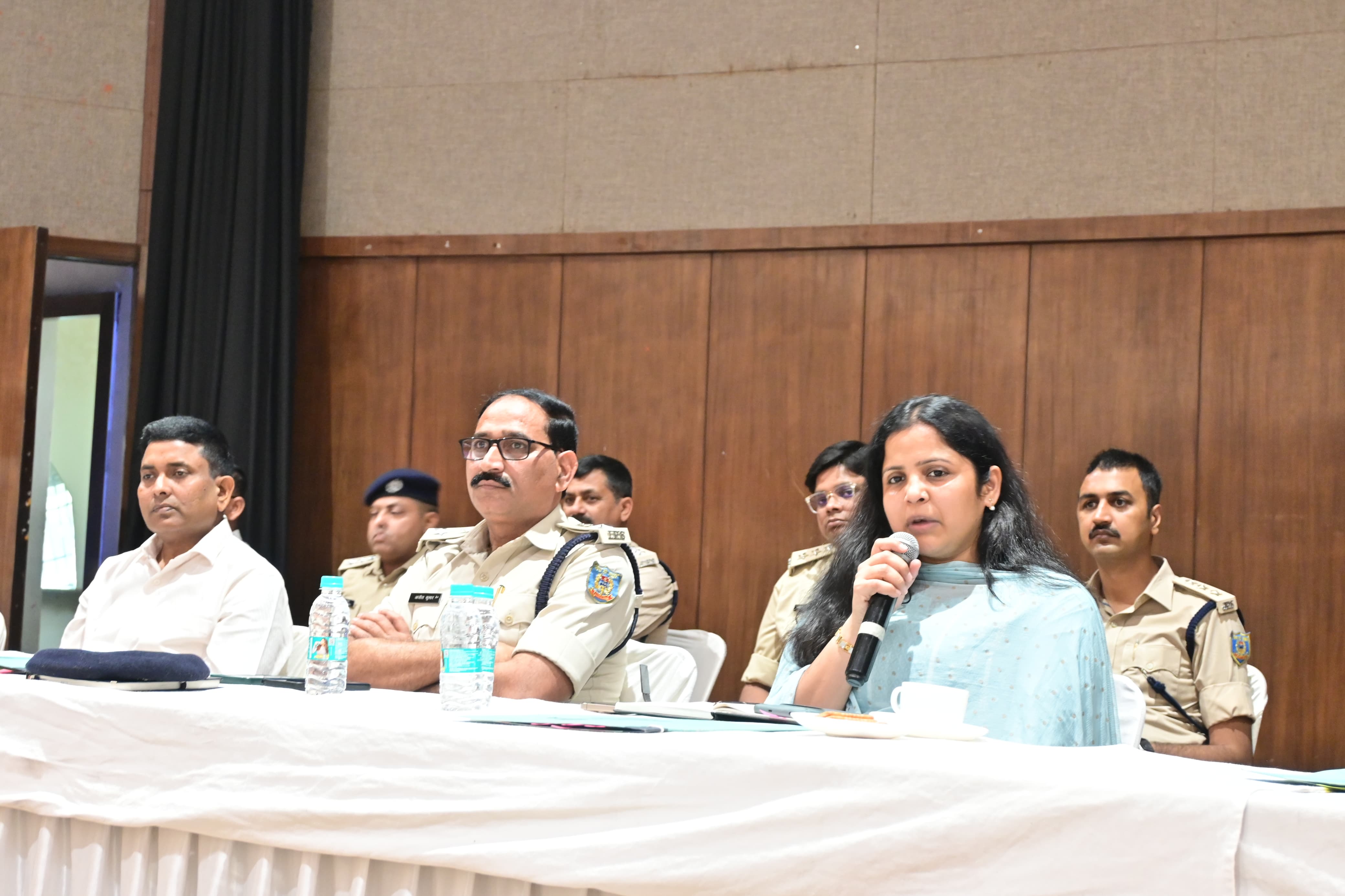 जिला शांति समिति की बैठक: डीजे बजाने पर रहेगी रोक ,अश्लील गाना बजाने वालो पर चलेगा पुलिस का डंडा