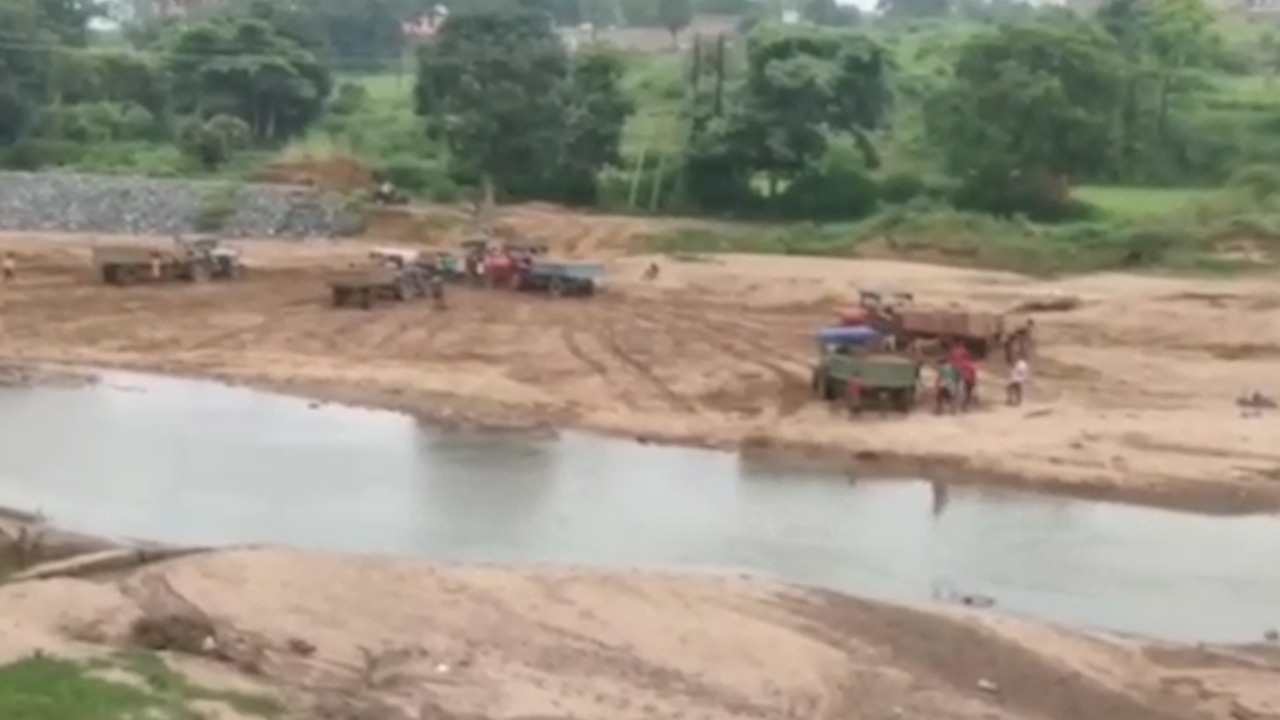 चतरा में एनजीटी के नियमों की खुलेआम धज्जियां उडा कर दिन के उजाले में हो रहा बालू की तस्करी, पुलिस-प्रशासन मौन