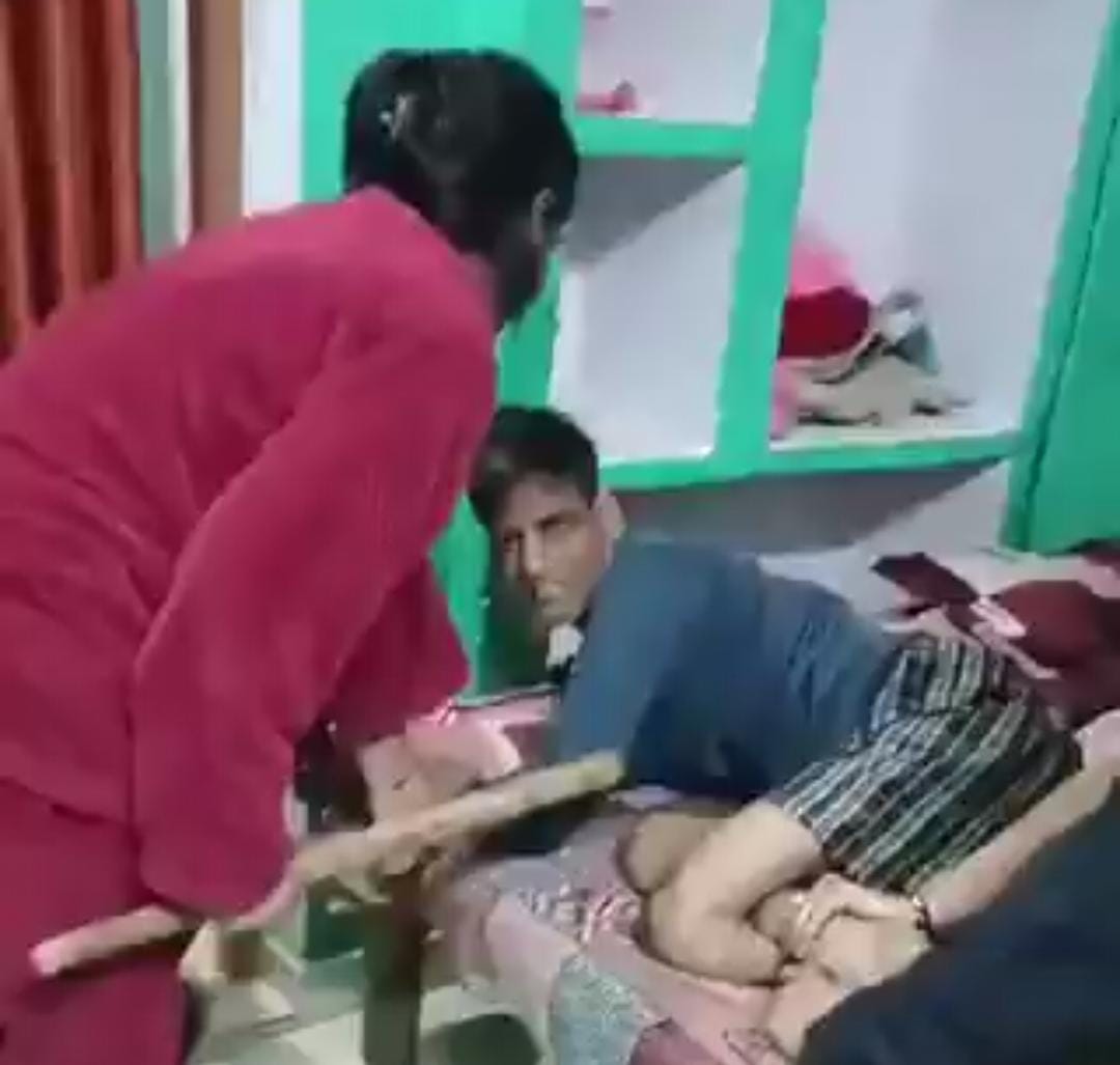 घोर कलयुग: बेटियों ने बाप को जमकर पीटा, वीडियो देख कांप जायेगा कलेजा, जानिए कहां का है यह मामला