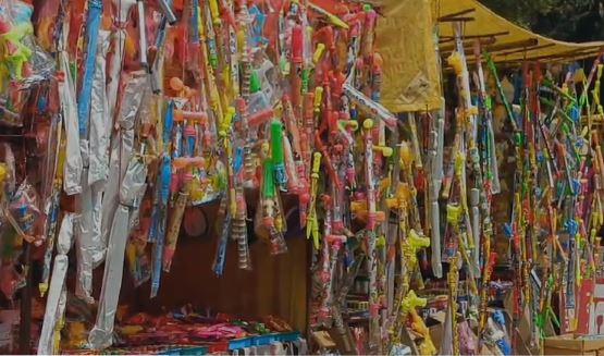 हर्बल रंग और गुलाल से सजा बाजार, बच्चों के डोरिमोन से लेकर पुष्पा कुल्हाड़ी पिचकारी की बढ़ी डिमांड