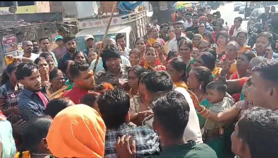 गिरिडीह के हरिहर धाम मंदिर में नाबालिग के साथ हो रही थी शादी, पुलिस को जैसे ही भनक जानिए फिर क्या हुआ