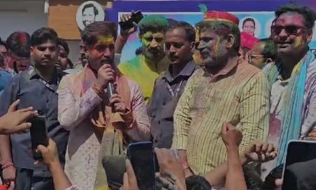 असली होली नवंबर में होगी बोलते ही चिराग पासवान हो गए जख्मी, पैर में लगी चोट