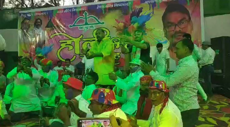 दुमका के लोगों पर चढ़ने लगा रंगोत्सव की खुमार, चौक-चौराहों पर गूंज रहे होली गीत