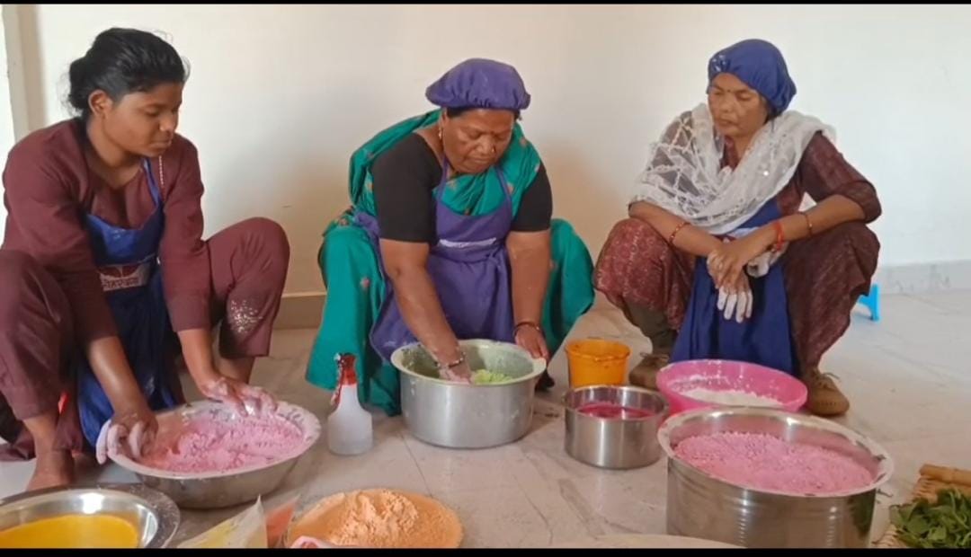 लोहरदगा में फल-फूलों का इस्तेमाल कर महिलाओं ने बनाया अबीर-गुलाल, कहा - स्किन के लिए पूरी तरह से है सेफ