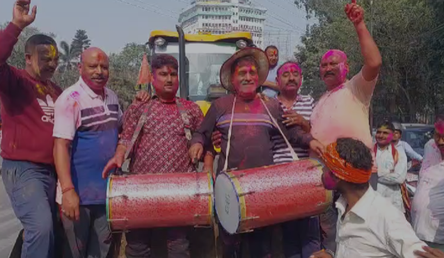 Bihar News: पटना गांधी मैदान में होली मिलन समारोह का आयोजन, पूर्व सांसद ने गले में ढोलक और जेसीबी पर चढ़कर खेली होली