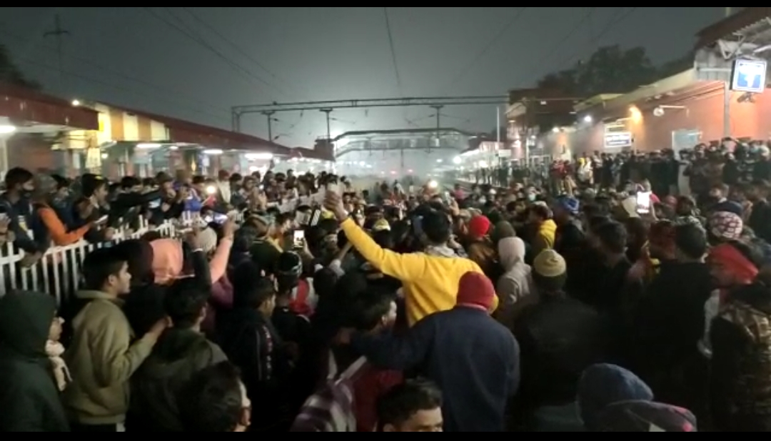 रेलवे ग्रुप डी परीक्षा को लेकर छात्र उतरे रेलवे ट्रैक पर, रेलवे परिचालन बाधित