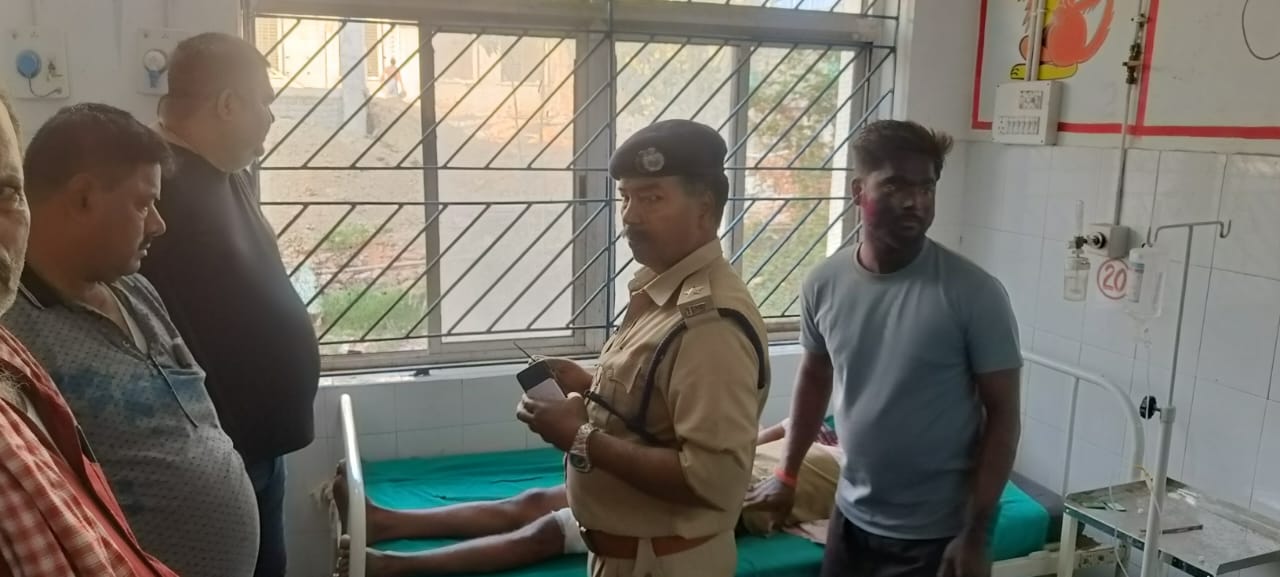 BIG BREAKING: दुमका में होली के जश्न में चली गोली, मची अफरा तफरी, जांच में जुटी पुलिस   