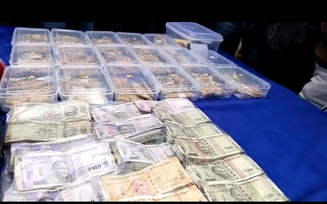 बिहार :  सोना लूट मामले में पुलिस को मिली बड़ी सफलता, 9 किलो सोना और चार लाख कैश के साथ 5 अपराधी धराए